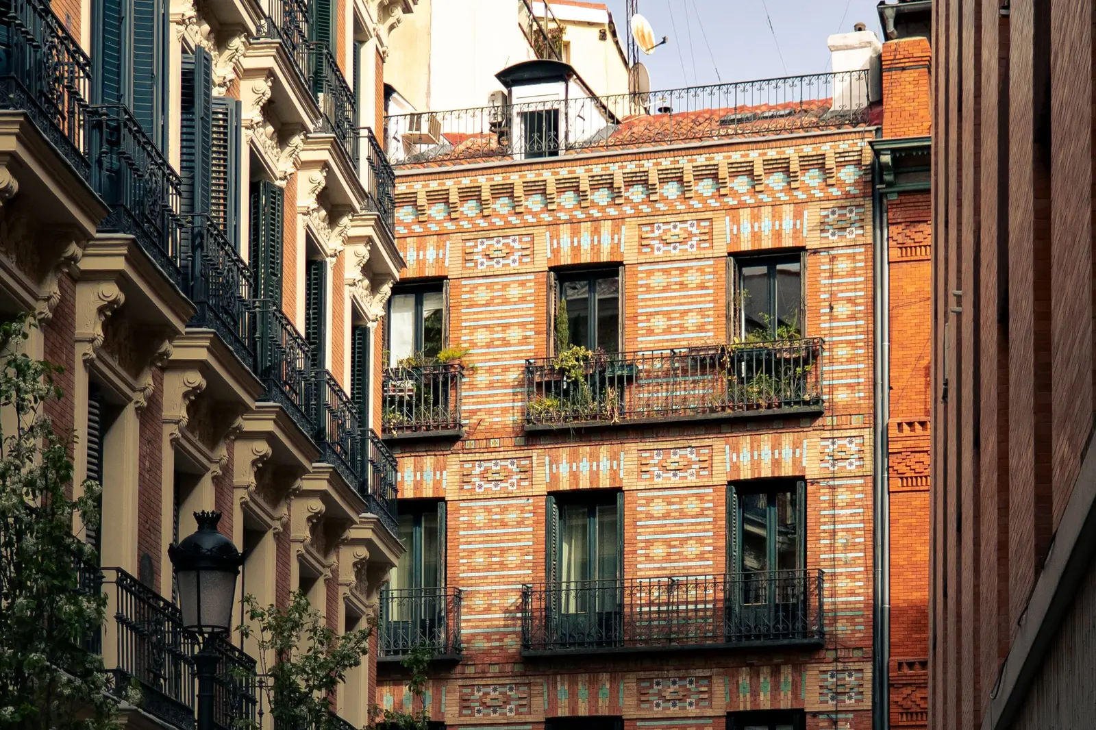 Fachada clásica de azulejos en una calle de Chamberí, Madrid