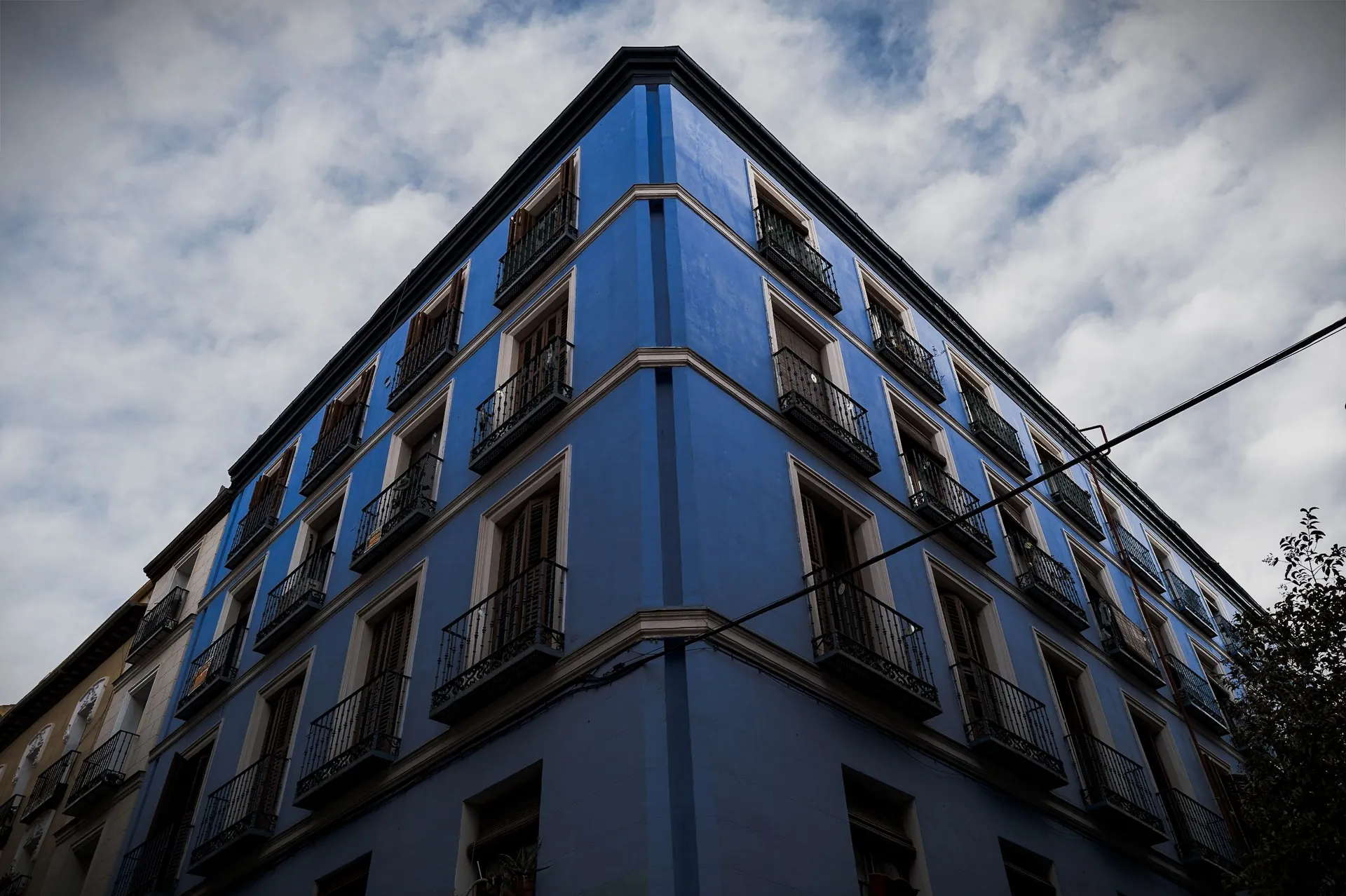 Edificio de esquina azul en el barrio de Malasaña, Madrid
