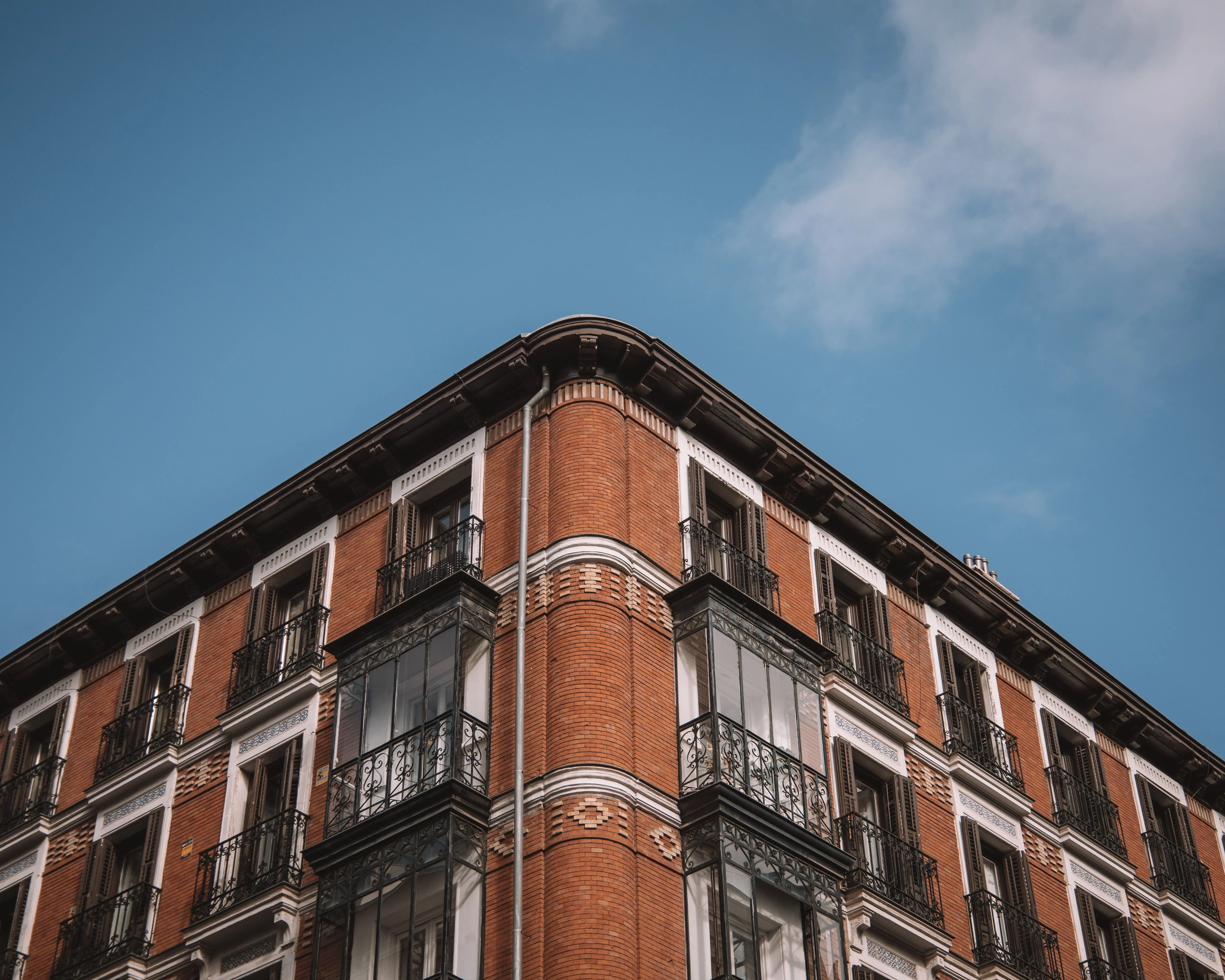 Edificio de ladrillo con balcones en Madrid