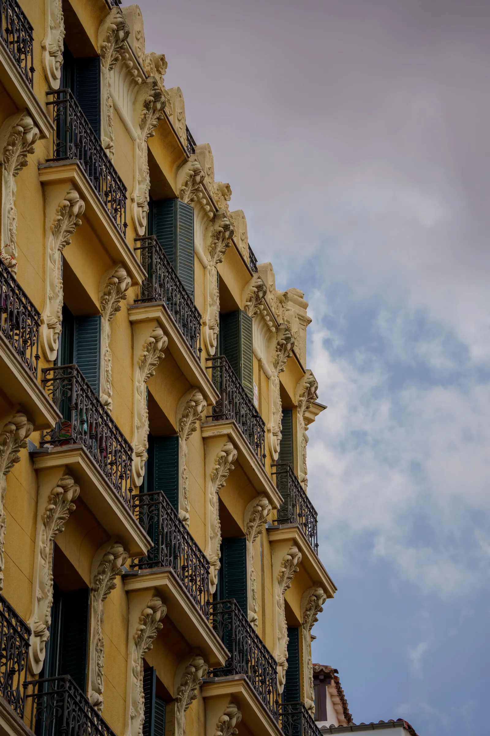 Fachada clásica de un edificio en Madrid