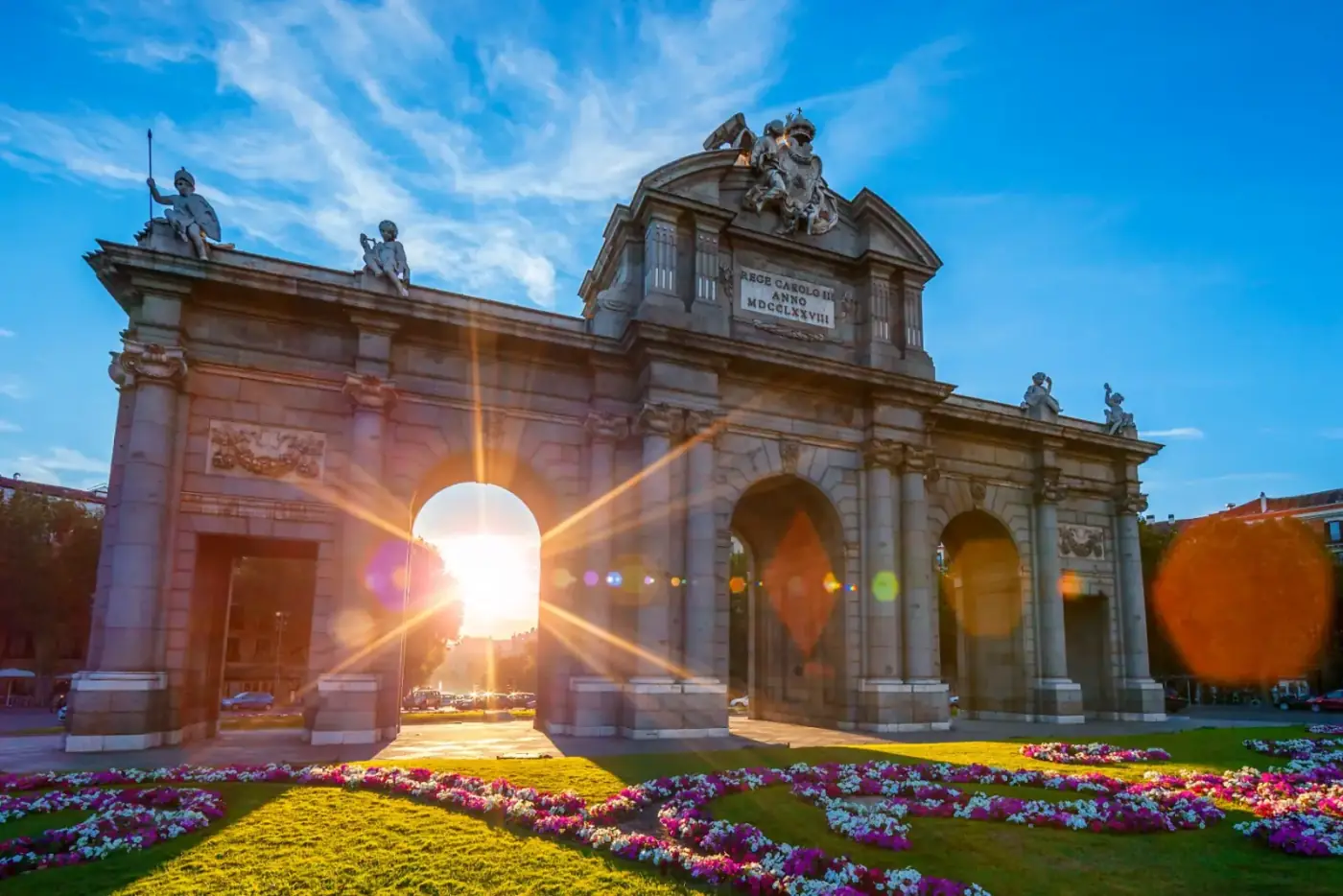 Puerta de Alcalá iluminada de noche