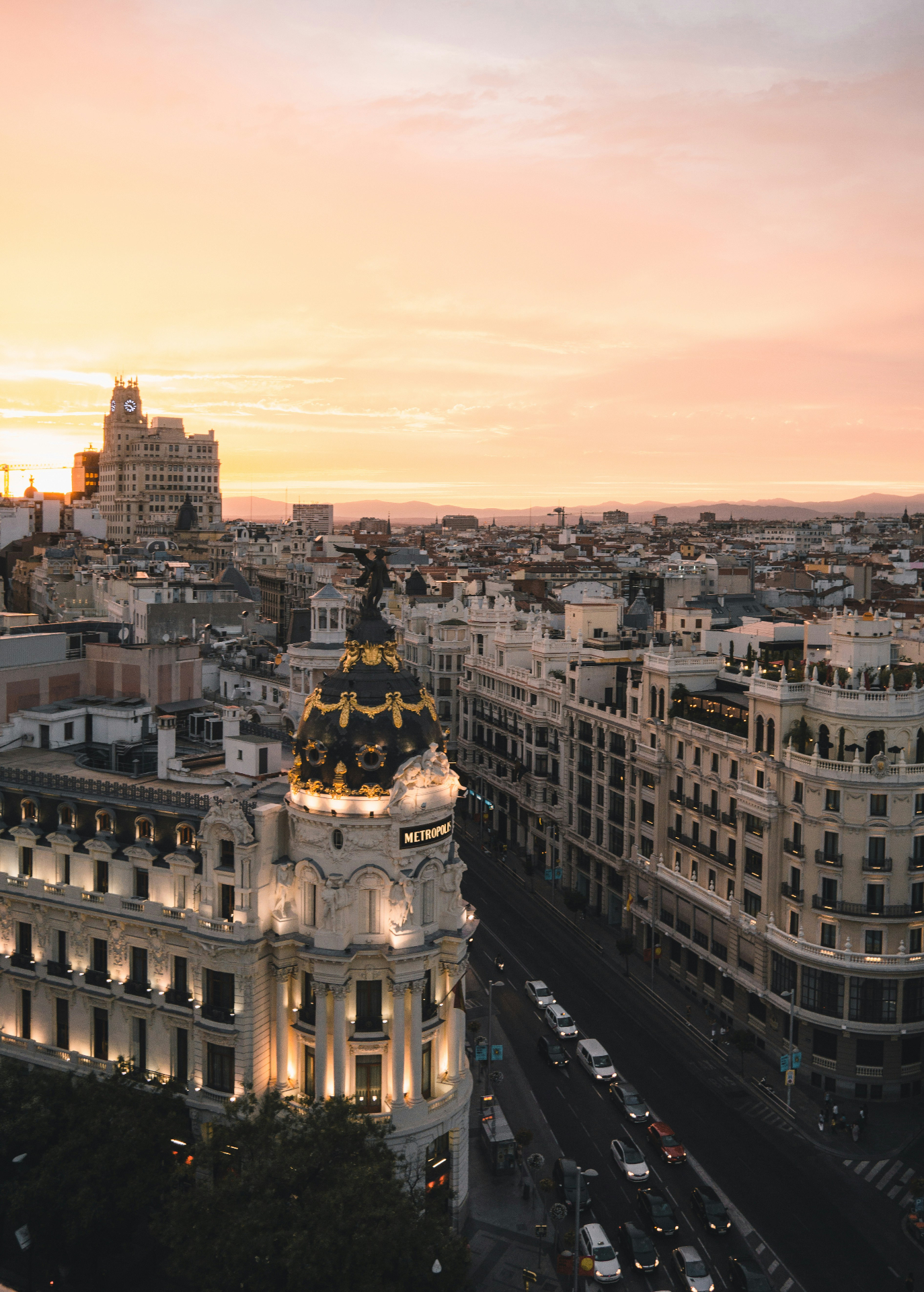 Skyline de Madrid al atardecer con el Edificio Metrópolis y la Gran Vía iluminada